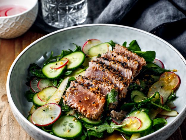 Gebratener Thunfisch mit Birnen-Rucola-Salat und Orangendressing